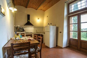 Réfrigérateur, four, plaque de cuisson, cafetière/bouilloire