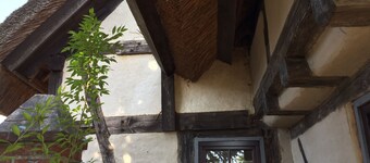 Compleet huis-gezinsvriendelijk-landelijke idylle-ecologisch. gerenoveerd lemen huis / rieten dak