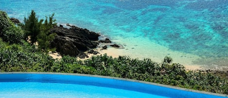 Una piscina techada, una piscina al aire libre de temporada