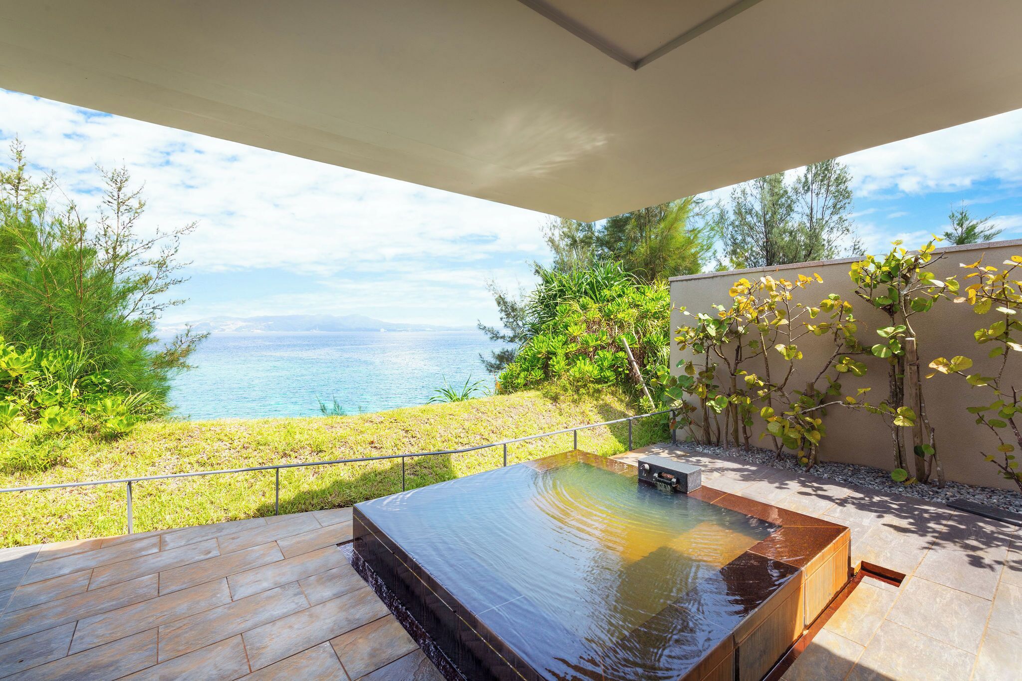 Huone, tupakointi kielletty, club-loungen käyttöoikeus (Halekulani Cliff Villa, with pool) | Kylpyhuone | Erillinen kylpyamme ja suihku, sadesuihkupää, ilmaiset hygieniatuotteet