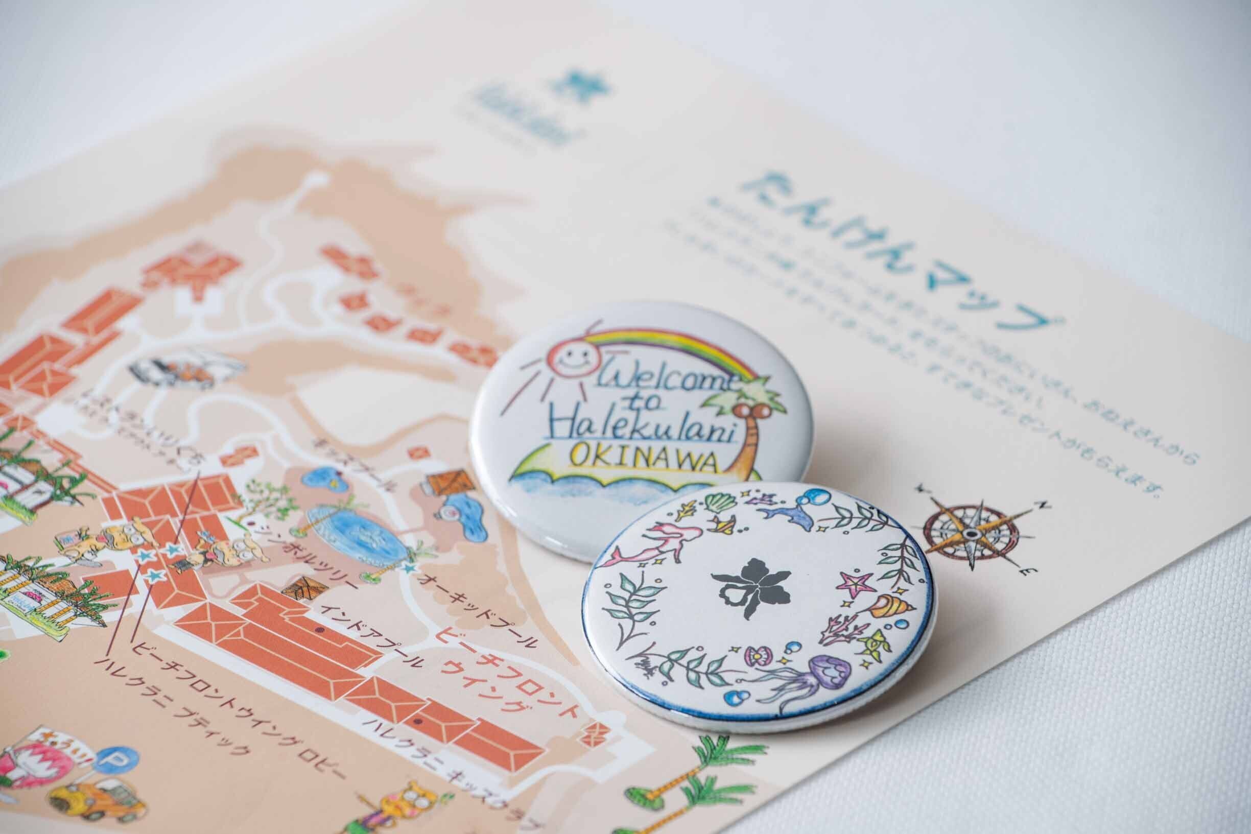 Une carte avec une boussole, un panneau d’accueil et un badge.