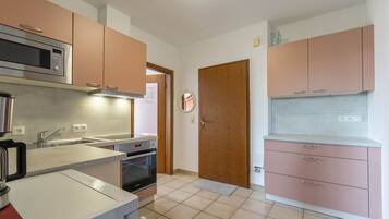 Kühlschrank, Mikrowelle, Ofen, Geschirrspüler