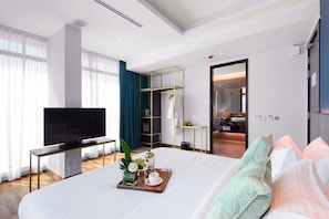 SAVV Premier | 1 kamar tidur, minibar, brankas, dan tirai kedap cahaya