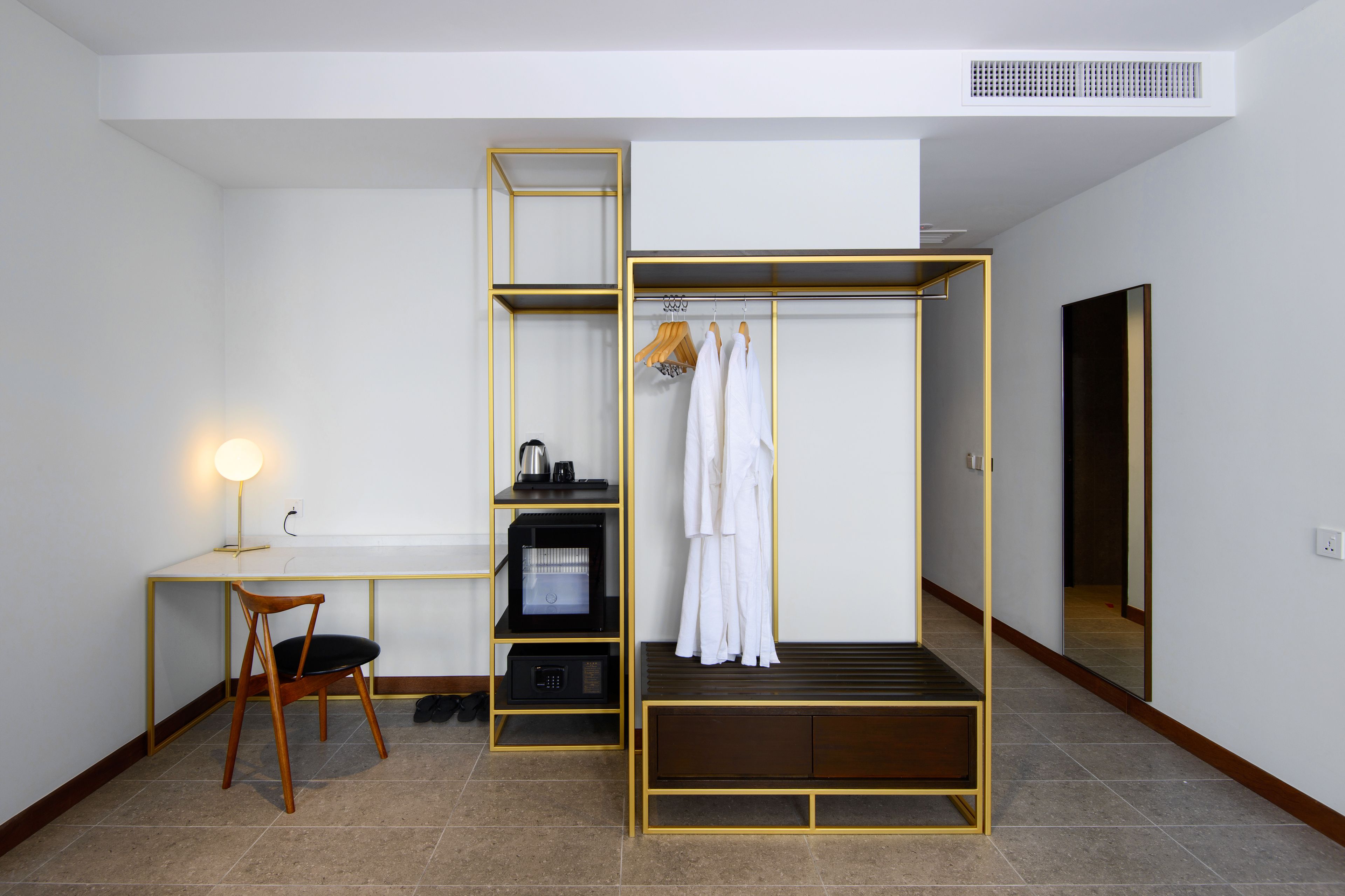 studio, 1 king bed | room amenity