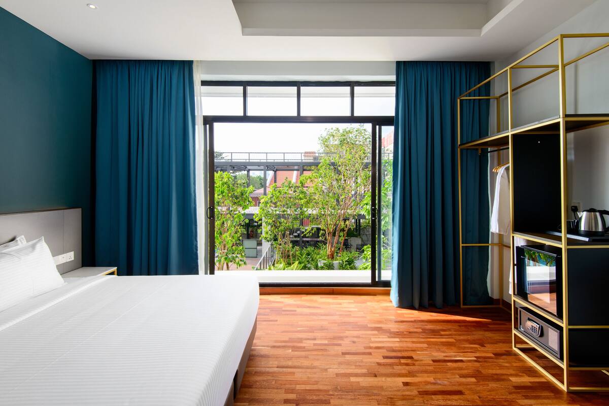 premium deluxe | 1 bedroom, minibar, in-room safe, blackout curtains
