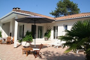 Terrace/patio - Idyllic garden with a great pool area, nice decor! (Lacanau Ocean)