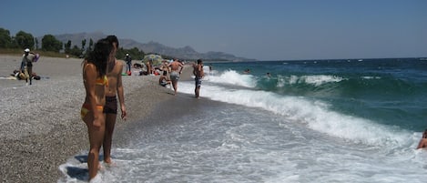 Una spiaggia nelle vicinanze, lettini da mare, teli da spiaggia