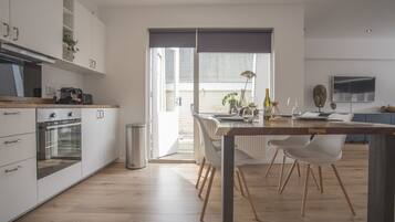 Kjøleskap, mikrobølgeovn, ovn og kokeplater