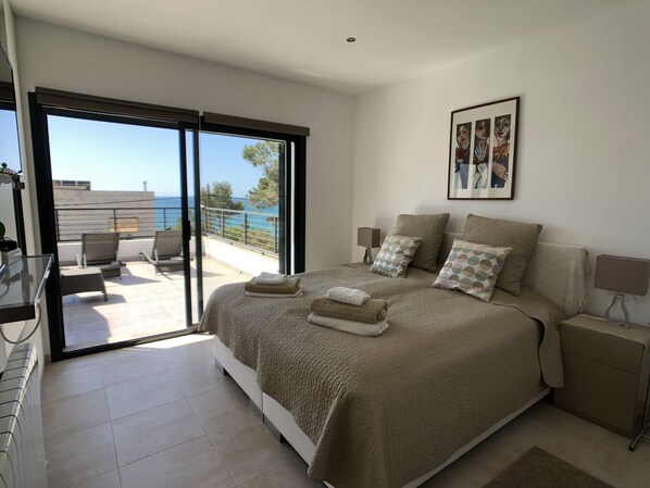 3 bedrooms, in-room safe, iron/ironing board, free WiFi - Modern vacation home, private pool, free WiFi, sea view (Cala Pi)