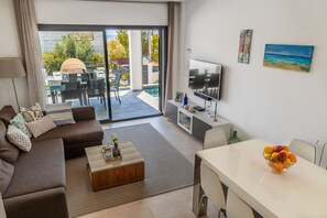 TV connectée, livres, vidéothèque, chaîne hi-fi