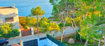 Modern vacation home, private pool, free WiFi, sea view