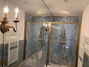 Dusche, Haartrockner, Bidet, Handtücher
