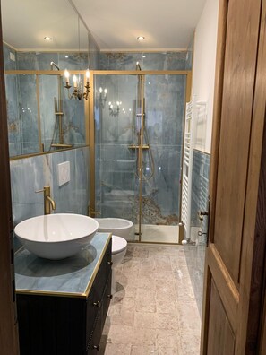 Douche, sĂšche-cheveux, bidet, serviettes fournies