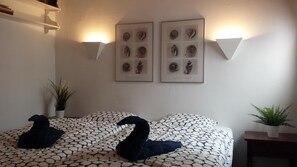 2 bedrooms, iron/ironing board, travel cot, WiFi - great holiday home near the beach (Puerto del Carmen)