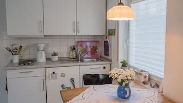 Refrigerador, microondas, parrilla de estufa y cafetera y tetera