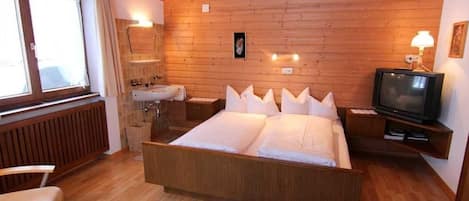 2 bedrooms, WiFi, bed sheets, wheelchair access