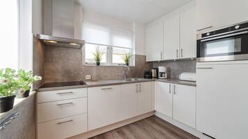 Een koelkast, een kookplaat, een vaatwasser