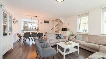 Een televisie en een stereo