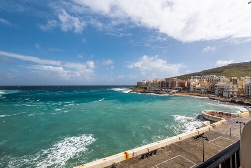 Apartment for 2 persons with good sized balcony and amazing sea views!