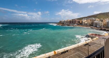 Apartment for 2 persons with good sized balcony and amazing sea views!