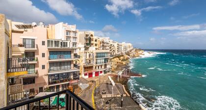 Kattohuoneisto 2 hengelle, kaunis parveke ja upea merinäköala