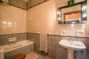 Badewanne, Haartrockner, Handtücher, Seife