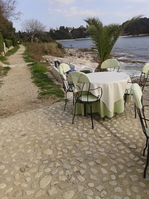 Outdoor dining - Very nice apartment for 4-6 people in Rovinj - Borik, 200 m from the beach. (Rovinj)