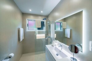 Douche, séchoir à cheveux, serviettes fournies, papier de toilette