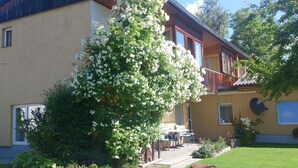 Un bâtiment à deux étages avec un jardin à l’avant.