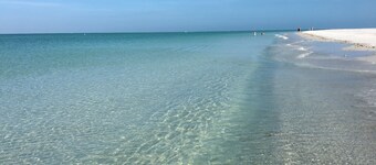 Waterfront house with pool - bring boat and rod - close to Gulf and Bay Beaches