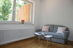 Een televisie, boeken en een stereo