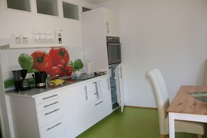 Kühlschrank, Ofen, Herdplatte, Wasserkocher mit Kaffee-/Teezubehör