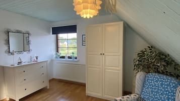 Smart-TV, Kamin, DVD-Player, Bücher