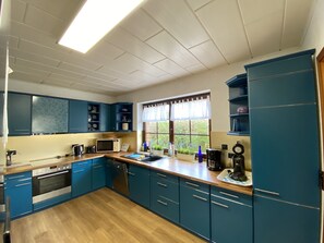 Fridge, microwave, oven, stovetop - Maximum comfort, yet family-friendly (Glowe)