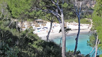 Beach nearby, sun-loungers, beach towels