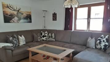 Televisio, pöytäjalkapallopöytä, pöytätennispöytä, stereot