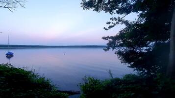 Una playa cerca, sillas reclinables de playa