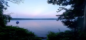 Una playa cerca, sillas reclinables de playa