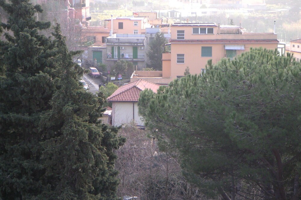 Rome, district of MonteMario: 2-room apartment with a large roof terrace, quiet location