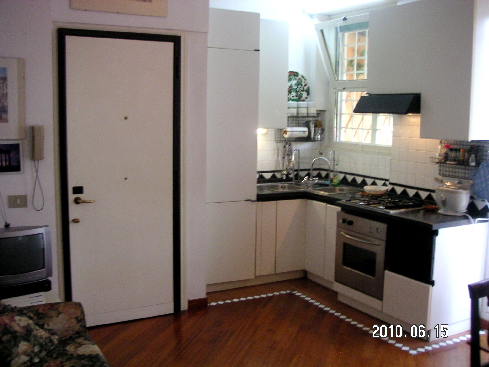 Rome, district of MonteMario: 2-room apartment with a large roof terrace, quiet location