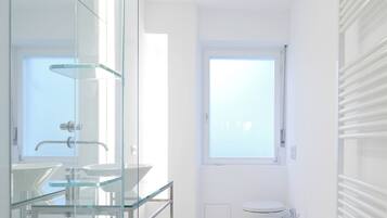 Dusche, Haartrockner, Bidet, Handtücher