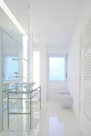 Shower, hair dryer, bidet, towels - stylish, sunny, and quiet penthouse with a dream view - relax and enjoy (Meran)