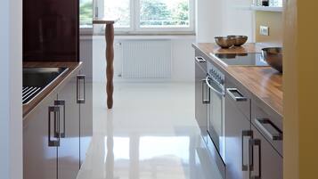 Fridge, oven, stovetop, dishwasher