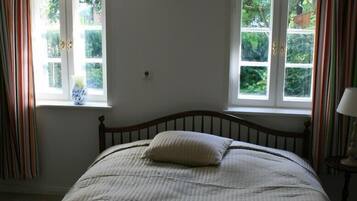 2 slaapkamers, een strijkplank/strijkijzer, reisbedje, gratis wifi