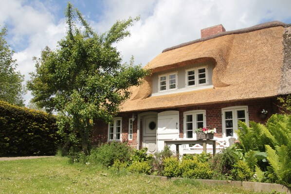 Exterior - Fantastic thatched cottage on the North Sea coast with a separate sauna house (Dagebüll)