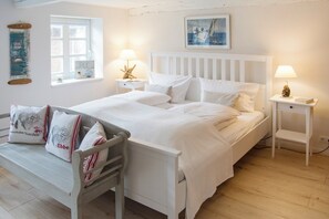 2 bedrooms, travel crib, free WiFi, bed sheets - West - wood-burning stove, shower, sauna, garden, terrace, close to the beach, child-friendly (Hasselberg)