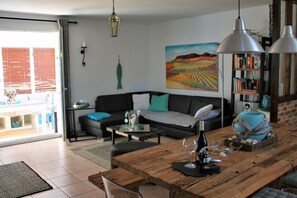 Smart TV, fireplace, books, stereo - New 3 bedrooms, 2 bathrooms, 4 persons, pool, between Étang and vineyards (Marseillan)