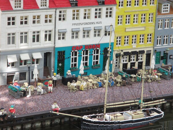A detailed LEGO model of a waterfront town with buildings labeled 'FREOSFONDENS HUS' and 'CAP HORN'.