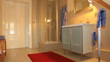 Dusche, Haartrockner, Handtücher, Toilettenpapier