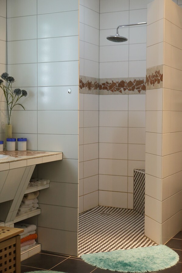 Dusche, Haartrockner, Handtücher, Seife